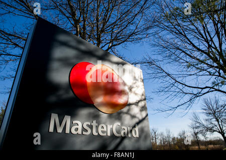 Ein Logo Zeichen außerhalb der Hauptsitz von MasterCard Worldwide in Purchase, New York am 21. November 2015. Stockfoto