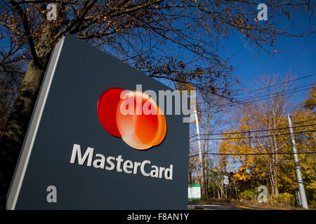 Ein Logo Zeichen außerhalb der Hauptsitz von MasterCard Worldwide in Purchase, New York am 21. November 2015. Stockfoto