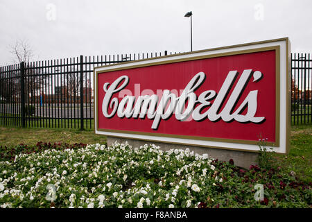 Ein Logo-Zeichen außerhalb der Zentrale von der Campbell Soup Company, auch bekannt als Campbell in Camden, New Jersey auf Reihe Stockfoto