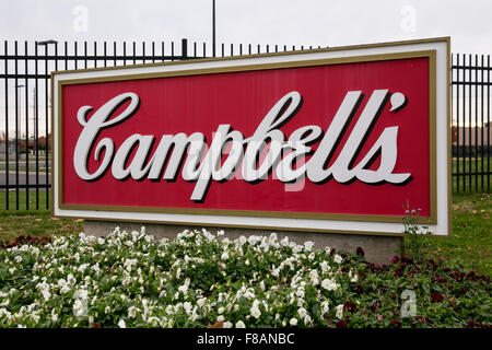 Ein Logo-Zeichen außerhalb der Zentrale von der Campbell Soup Company, auch bekannt als Campbell in Camden, New Jersey auf Reihe Stockfoto