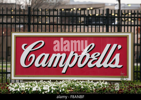 Ein Logo-Zeichen außerhalb der Zentrale von der Campbell Soup Company, auch bekannt als Campbell in Camden, New Jersey auf Reihe Stockfoto