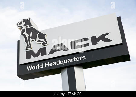 Ein Logo Zeichen außerhalb der Hauptsitz der Mack Trucks, Inc., in Greensboro, North Carolina am 27. November 2015. Stockfoto