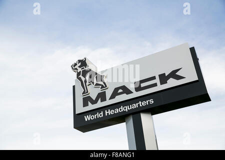 Ein Logo Zeichen außerhalb der Hauptsitz der Mack Trucks, Inc., in Greensboro, North Carolina am 27. November 2015. Stockfoto