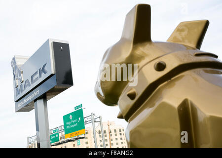 Ein Logo Zeichen außerhalb der Hauptsitz der Mack Trucks, Inc., in Greensboro, North Carolina am 27. November 2015. Stockfoto