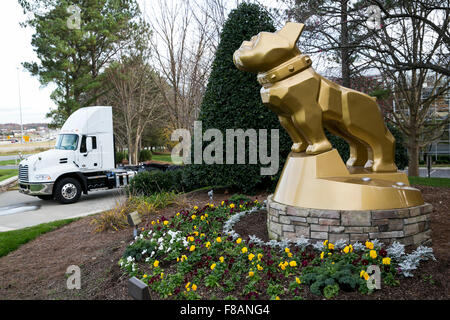 Ein Logo Zeichen außerhalb der Hauptsitz der Mack Trucks, Inc., in Greensboro, North Carolina am 27. November 2015. Stockfoto