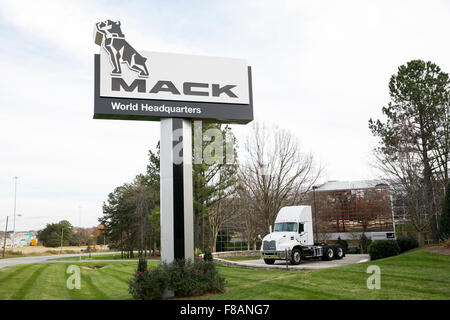 Ein Logo Zeichen außerhalb der Hauptsitz der Mack Trucks, Inc., in Greensboro, North Carolina am 27. November 2015. Stockfoto