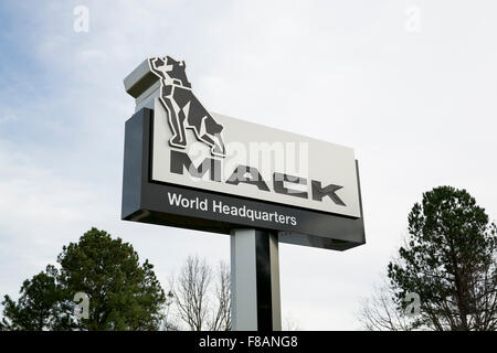 Ein Logo Zeichen außerhalb der Hauptsitz der Mack Trucks, Inc., in Greensboro, North Carolina am 27. November 2015. Stockfoto