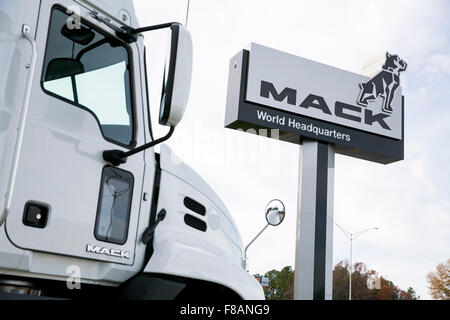 Ein Logo Zeichen außerhalb der Hauptsitz der Mack Trucks, Inc., in Greensboro, North Carolina am 27. November 2015. Stockfoto