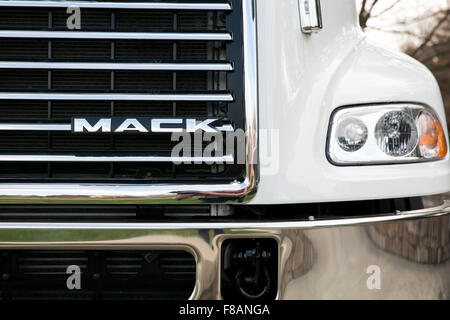 Ein Logo Zeichen außerhalb der Hauptsitz der Mack Trucks, Inc., in Greensboro, North Carolina am 27. November 2015. Stockfoto