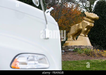 Ein Logo Zeichen außerhalb der Hauptsitz der Mack Trucks, Inc., in Greensboro, North Carolina am 27. November 2015. Stockfoto