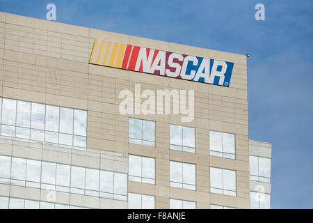 Ein Logo-Zeichen außerhalb einer Einrichtung besetzt durch den Landesverband für Stock Car Auto Racing (NASCAR) in Charlotte, Nord-Ca Stockfoto
