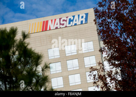 Ein Logo-Zeichen außerhalb einer Einrichtung besetzt durch den Landesverband für Stock Car Auto Racing (NASCAR) in Charlotte, Nord-Ca Stockfoto