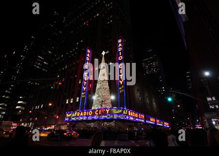 New York, New York, USA. 7. Dezember 2015. Weihnachtsbeleuchtung außerhalb der Radio City Music Hall, Rockefeller Center in New York City. Bildnachweis: Adam Stoltman/Alamy Live-Nachrichten Stockfoto