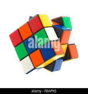 Rubiks Würfel auf weißem Grund. Rubiks Cube wurde 1974 von dem ungarischen Architekten Erno Rubik erfunden. Stockfoto