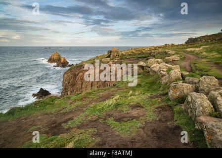 Wunderschönen Sonnenaufgang Landschaftsbild von Lands End in Cornwall England Stockfoto