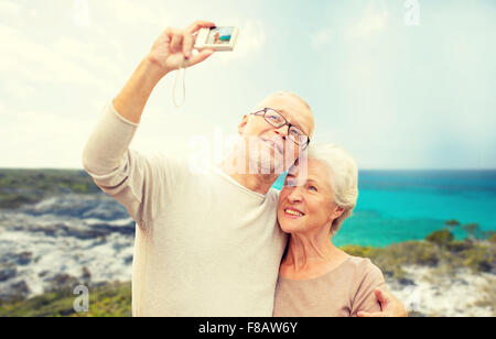 ältere Touristen-paar mit Kamera fotografieren Stockfoto