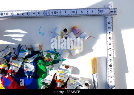 Bunte Farbtupfer in abstrakter Form, isoliert auf weißem Hintergrund Stockfoto