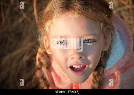 Porträt eines Mädchens mit Zöpfen Closeup an einem sonnigen Tag im freien Stockfoto