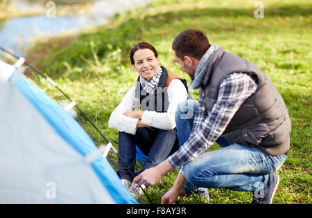 glückliches Paar einrichten Zelt im freien Stockfoto