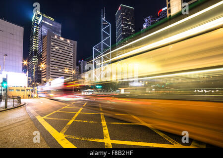 Bewegungsunschärfe Traffic Rush durch Central Business District auf Hong Kong Island in der Nacht Stockfoto