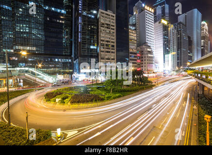 Bewegungsunschärfe Traffic Rush durch Central Business District auf Hong Kong Island in der Nacht Stockfoto