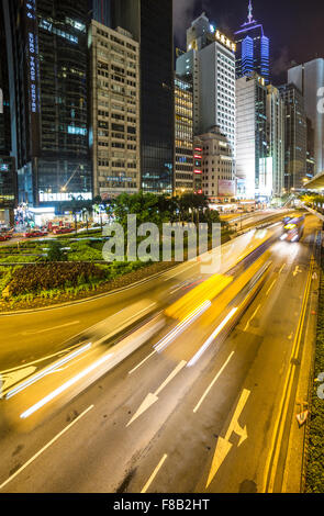 Bewegungsunschärfe Traffic Rush durch Central Business District auf Hong Kong Island in der Nacht Stockfoto