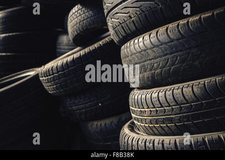 Kolonnenstapel verwendet aus alten Autoreifen in sekundären Autogarage Teile Shop. Stockfoto