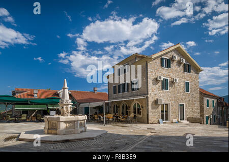 Herceg Novi Altstädter Ring mit Trinkwasser-Brunnen Stockfoto