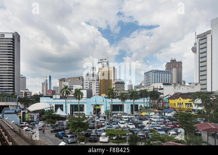 KUALA LUMPUR, MALAYSIA - 14. NOVEMBER: Die koloniale Architektur der Zentralmarkt Kontrast mit modernen Bank Bürogebäude. Stockfoto