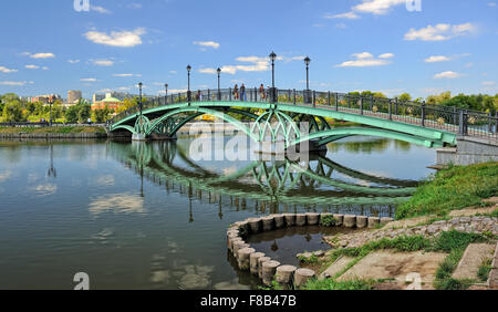 Moskau, Fußgängerbrücke, Architekt V.S. Keremetchi, über den großen Teich in Zarizyno Museum-Immobilien Stockfoto