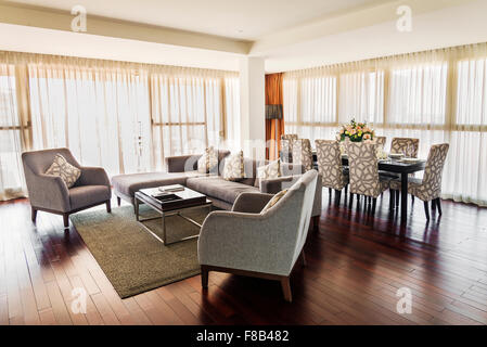 großes Wohnzimmer mit Essecke in modernes penthouse Stockfoto