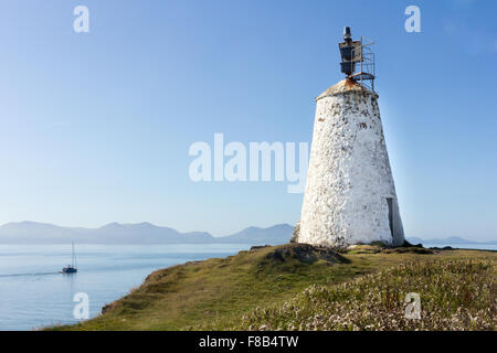Pfad auf llanddwyn Island, Anglesey, Wales zu Leuchtturm Stockfoto
