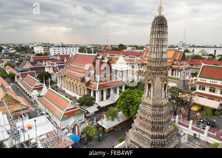 Wat Arun ist ein berühmter buddhistischer Tempel entlang des Chao Praya Flusses in der Hauptstadt Bangkok, Thailand. Stockfoto