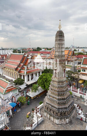 Wat Arun ist ein berühmter buddhistischer Tempel entlang des Chao Praya Flusses in der Hauptstadt Bangkok, Thailand. Stockfoto