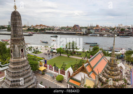 Wat Arun ist ein berühmter buddhistischer Tempel entlang des Chao Praya Flusses in der Hauptstadt Bangkok, Thailand. Stockfoto