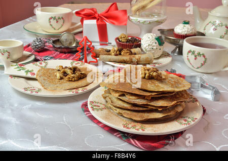 Inländische Pfannkuchen mit Honig, Nüssen und Rosinen, serviert auf Weihnachten Geschirr Stockfoto