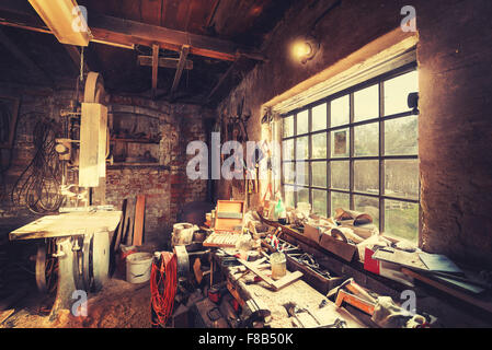 Vintage stilisierte alten Schreiner Werkstatt Interieur. Stockfoto