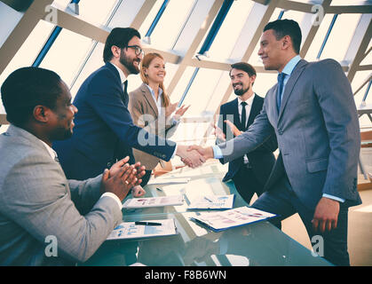 Business Partner Handshake nach Vertragsunterzeichnung Stockfoto