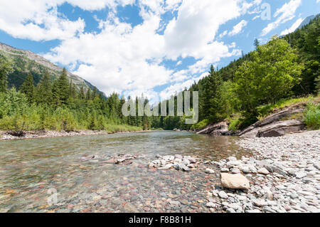 McDonald Creek, neben der Going-to-the-Sun Road im Glacier National Park, Montana, USA. Stockfoto