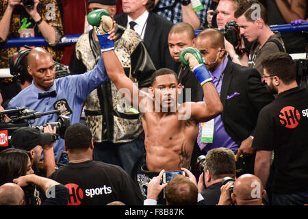 Brooklyn, New York, USA. 5. Dezember 2015. Daniel Jacobs (USA) Boxen: Daniel Jacobs der Vereinigten Staaten feiert nach dem Sieg der WBA-Titel im Mittelgewicht Kampf bei Barclays Center in Brooklyn, New York, Vereinigte Staaten von Amerika. © Hiroaki Yamaguchi/AFLO/Alamy Live-Nachrichten Stockfoto