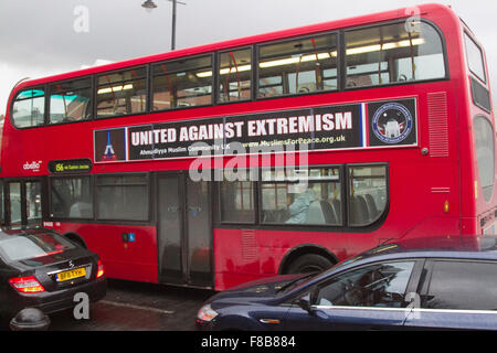 Wimbledon, London, UK. 8. Dezember 2015. Ein roter Doppeldecker-Bus wirbt für "United gegen Extremismus" von der Ahmadiyya Muslim Jamaat im Gefolge der Anschläge von Französisch Paris und London Tube stechende Credit: Amer Ghazzal/Alamy Live-Nachrichten Stockfoto