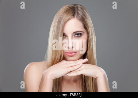 Porträt einer jungen blonden Schönheit mit glattem Haar Stockfoto