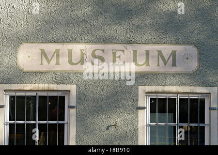 Altes Museum anmelden grüne Wand, Traunstein, Oberbayern, Deutschland, Europa. Stockfoto