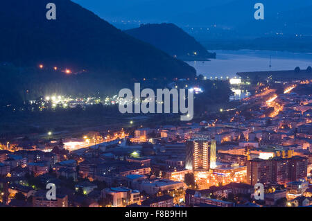 Stadt bei Nacht, Piatra Neamt, Rumänien Stockfoto