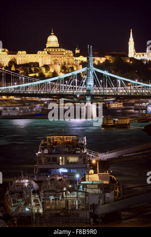 Vertikale Foto von Budapest mit Booten auf Donau Stockfoto