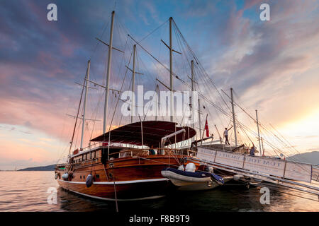 Ein Ausflugsschiff im Hafen von Marmaris, Provinz Mugla, Türkei Stockfoto