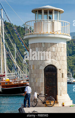 Eine lokale Mann Angeln von der Leuchtturm, Marmaris, Provinz Mugla, Türkei Stockfoto