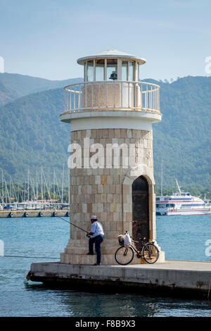 Eine lokale Mann Angeln von der Leuchtturm, Marmaris, Provinz Mugla, Türkei Stockfoto