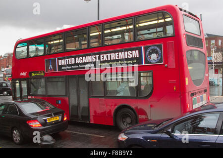 Wimbledon, London, UK. 8. Dezember 2015. Ein roter Doppeldecker-Bus wirbt für "United gegen Extremismus" von der Ahmadiyya Muslim Jamaat im Gefolge der Anschläge von Französisch Paris und London Tube stechende Credit: Amer Ghazzal/Alamy Live-Nachrichten Stockfoto