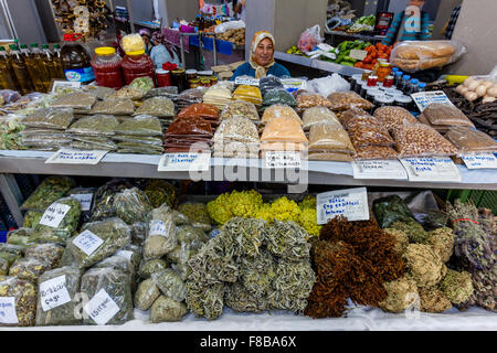 Getrocknete Hülsenfrüchte, Kräuter und Gewürze zum Verkauf auf dem Markt In Marmaris, Provinz Mugla, Türkei Stockfoto